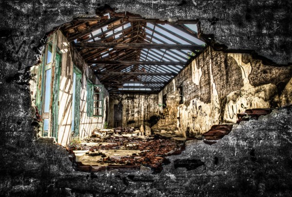Decaying house with no roof falling apart but looking cool illustrating the twofoldness of ugly and beautiful